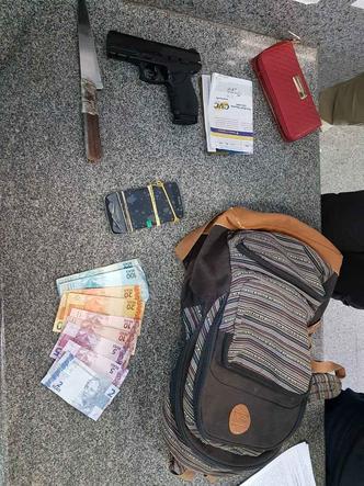 Foram apreendidos com o suspeito uma mochila, uma faca, a arma de fogo falsa e os pertences da vítima: R$ 292 e uma carteira(foto: PMDF/Divulgação) Foram apreendidos com o suspeito uma mochila, uma faca, a arma de fogo falsa e os pertences da vítima: R$ 292 e uma carteira(foto: PMDF/Divulgação)