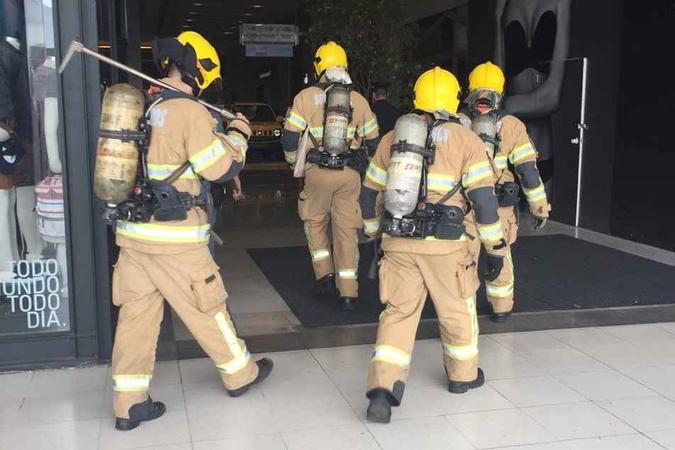 Ao todo, 18 bombeiros participaram do treinamento, que durou em torno de uma hora(foto: Divulgação / Conjunto Nacional) Ao todo, 18 bombeiros participaram do treinamento, que durou em torno de uma hora(foto: Divulgação / Conjunto Nacional)