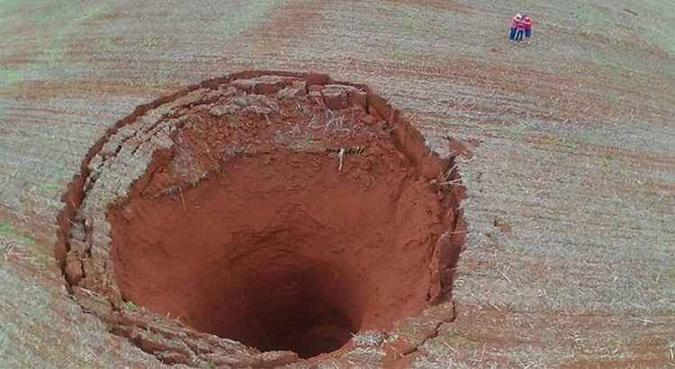 Imagens da dolina na fazenda de Coromandel se espalharam pelas redes sociais(foto: Reprodução internet/WhatsApp) Imagens da dolina na fazenda de Coromandel se espalharam pelas redes sociais(foto: Reprodução internet/WhatsApp)