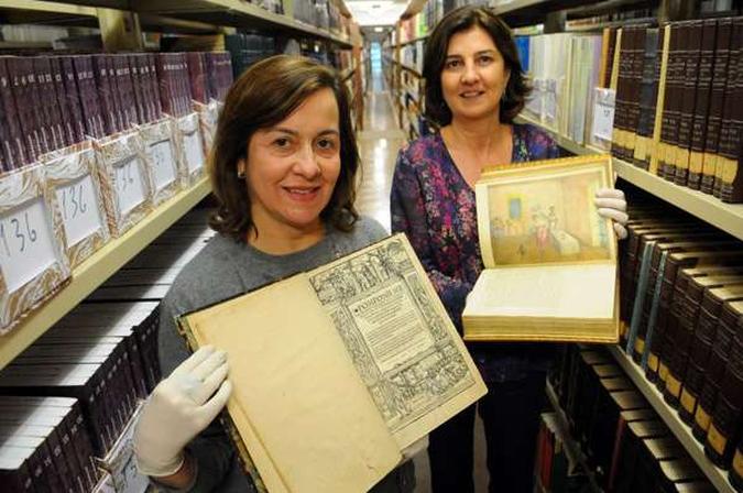 Rosa Paganine e Maria Cristina Silvestre mostram algumas obras que já estão passando pelo processo de digitalização(foto: Bruno Peres/CB/D.A Press) Rosa Paganine e Maria Cristina Silvestre mostram algumas obras que já estão passando pelo processo de digitalização(foto: Bruno Peres/CB/D.A Press)