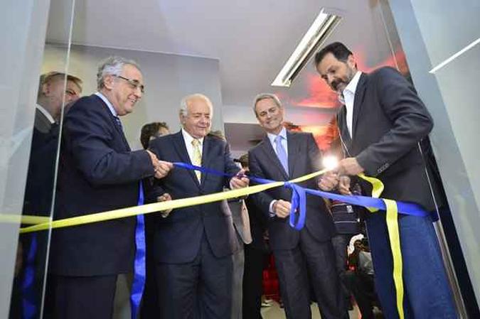 Evaristo de Oliveira, Álvaro Teixeira da Costa, Paulo Octavio e Agnelo Queiroz: inauguração prestigiada(foto: Daniel Ferreira/CB/D.A Press) Evaristo de Oliveira, Álvaro Teixeira da Costa, Paulo Octavio e Agnelo Queiroz: inauguração prestigiada(foto: Daniel Ferreira/CB/D.A Press)