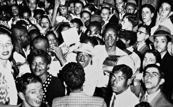 O livro apresenta também imagens históricas relacionadas ao samba(foto: Acervo da Fundação Museu da Imagem e do Som do Estado do Rio de Janeiro - FMIS/RJ.) O livro apresenta também imagens históricas relacionadas ao samba(foto: Acervo da Fundação Museu da Imagem e do Som do Estado do Rio de Janeiro - FMIS/RJ.)