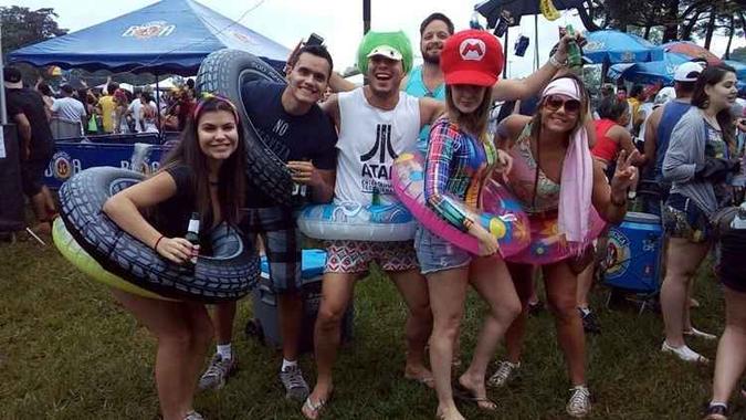 Rafaela Seide, Ricardo Santa Cruz, Rafael Campos, Juliana Isac,e Vanessa Pimentel curtem juntos a festa de pré-carnaval (foto: Hugo Gonçalves/Esp CB/Da Press) Rafaela Seide, Ricardo Santa Cruz, Rafael Campos, Juliana Isac,e Vanessa Pimentel curtem juntos a festa de pré-carnaval (foto: Hugo Gonçalves/Esp CB/Da Press)