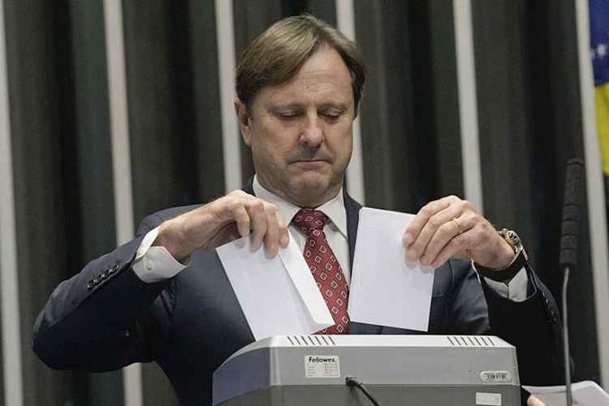 Após a decisão de anular a votação pela contagem de um voto a mais, cédulas são trituradas(foto: Pedro França/Agência Senado) Após a decisão de anular a votação pela contagem de um voto a mais, cédulas são trituradas(foto: Pedro França/Agência Senado)