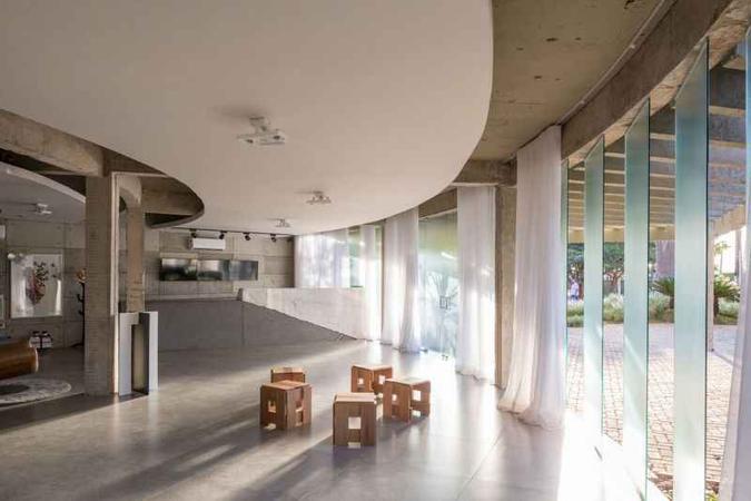 A ideia do arquiteto Clay Rodrigues para esse projeto é criar um ambiente em que a estrutura, a disposição dos móveis e a iluminação influenciem a contemplação. A Galeria Meia 1 ilustra escolhas leves, como o cinza nas paredes e no piso, completados pelas claras cortinas de tecido, da Casa Decorações. O espaço dedicado à arte foi concebido em estilo modernista, com elementos típicos de Brasília, dando autenticidade ao local. (foto: Haruo Mikami/Divulgação) A ideia do arquiteto Clay Rodrigues para esse projeto é criar um ambiente em que a estrutura, a disposição dos móveis e a iluminação influenciem a contemplação. A Galeria Meia 1 ilustra escolhas leves, como o cinza nas paredes e no piso, completados pelas claras cortinas de tecido, da Casa Decorações. O espaço dedicado à arte foi concebido em estilo modernista, com elementos típicos de Brasília, dando autenticidade ao local. (foto: Haruo Mikami/Divulgação)