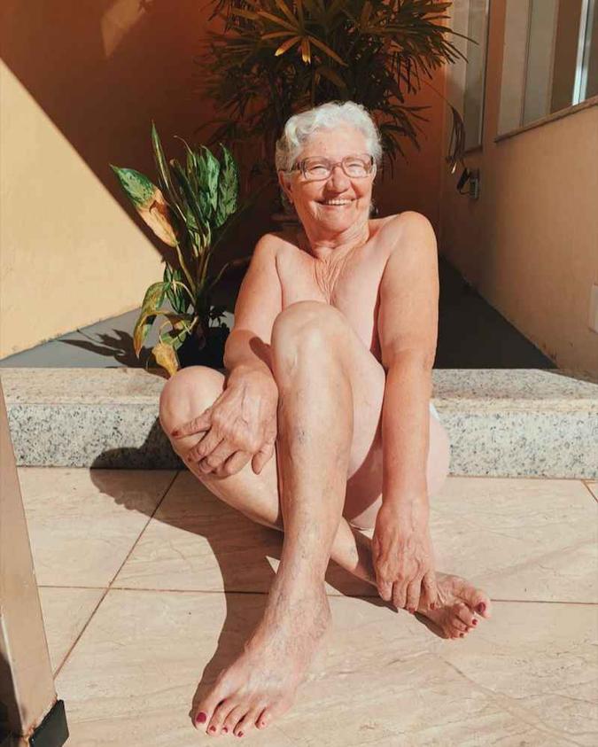 Dona Dirce tem mais de 130 mil seguidores: sucesso começou quando ela posou seminua(foto: Reprodução do Instagram) Dona Dirce tem mais de 130 mil seguidores: sucesso começou quando ela posou seminua(foto: Reprodução do Instagram)