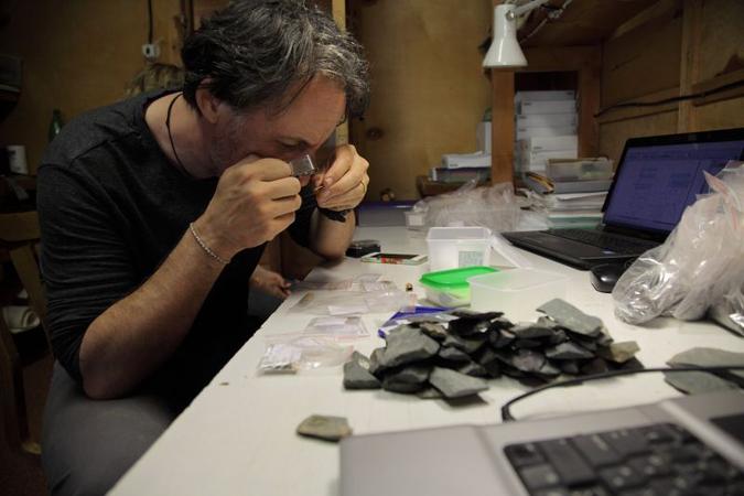 Tom Higham examina ossos encontrados na caverna: equipe obteve 50 datações por radiocarbono a partir da investigação dos fragmentos (foto: Sergey Zelinski, Russian Academy of Sciences/Divulgação) Tom Higham examina ossos encontrados na caverna: equipe obteve 50 datações por radiocarbono a partir da investigação dos fragmentos (foto: Sergey Zelinski, Russian Academy of Sciences/Divulgação)