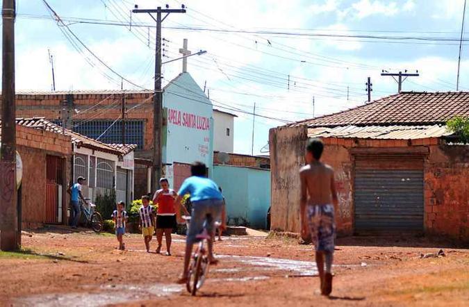 Esperança de uma vida melhor traz muitas pessoas de baixa renda para Brasília, sem a garantia de infraestrutura adequada para absorvê-las(foto: Pedro Ladeira/Esp. CB/D.A Press) Esperança de uma vida melhor traz muitas pessoas de baixa renda para Brasília, sem a garantia de infraestrutura adequada para absorvê-las(foto: Pedro Ladeira/Esp. CB/D.A Press)