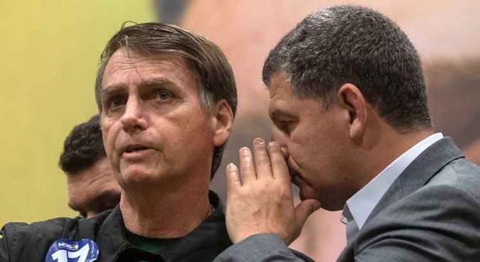 A troca de áudios de Bolsonaro com o ex-ministro Gustavo Bebianno pelo WhatsApp configura uma conversa(foto: Mauro Pimentel/AFP) A troca de áudios de Bolsonaro com o ex-ministro Gustavo Bebianno pelo WhatsApp configura uma conversa(foto: Mauro Pimentel/AFP)