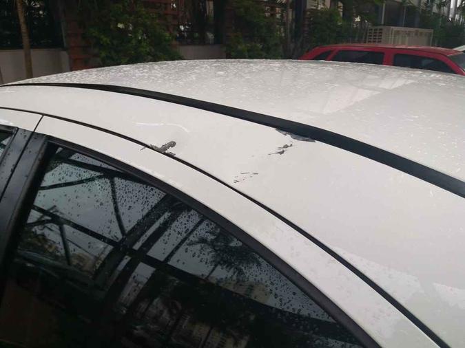 Pedra por pouco não atingiu vidros do carro(foto: Arquivo pessoal) Pedra por pouco não atingiu vidros do carro(foto: Arquivo pessoal)