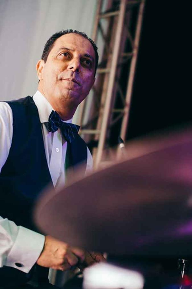 Gustavo Ribeiro de Vasconcellos é baterista e atua há mais de 30 anos como músico na cidade(foto: Divulgação ) Gustavo Ribeiro de Vasconcellos é baterista e atua há mais de 30 anos como músico na cidade(foto: Divulgação )