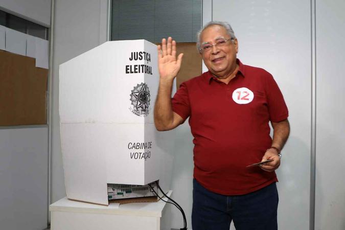 Amazonino Mendes, candidato do PDT ao governo do Amazonas, votou em Manaus(foto: Edmar Barros/Futura Press/Folhapress) Amazonino Mendes, candidato do PDT ao governo do Amazonas, votou em Manaus(foto: Edmar Barros/Futura Press/Folhapress)