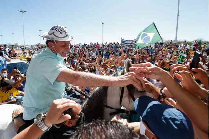 Bolsonaro colocou chapeu de vaqueiro, subiu no cavalo e fez questão de cumprimentar os apoiadores(foto: Alan Santos/PR)