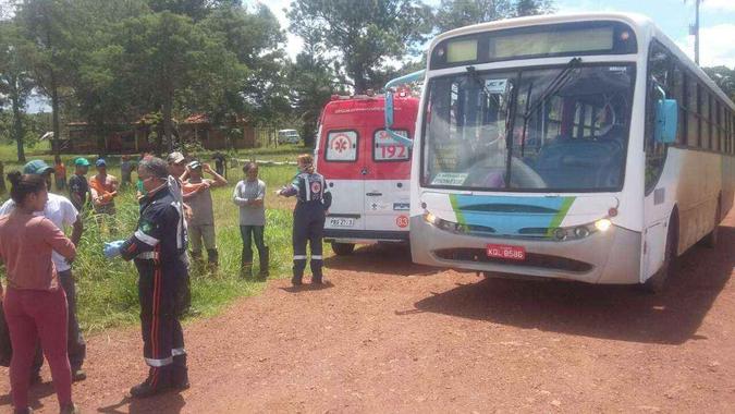 Trabalhadores foram atendidos por profissionais do Samu e do Corpo de Bombeiros após entrarem em lavoura de soja. Três deles estão hospitalizados(foto: Arquivo pessoal) Trabalhadores foram atendidos por profissionais do Samu e do Corpo de Bombeiros após entrarem em lavoura de soja. Três deles estão hospitalizados(foto: Arquivo pessoal)