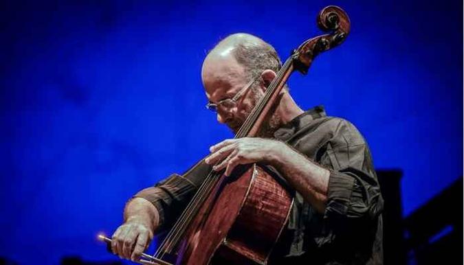 Jaques Morlembaum se apresenta com o CelloSam3ATrio(foto: Roberto Cifarelli/divulgação) Jaques Morlembaum se apresenta com o CelloSam3ATrio(foto: Roberto Cifarelli/divulgação)