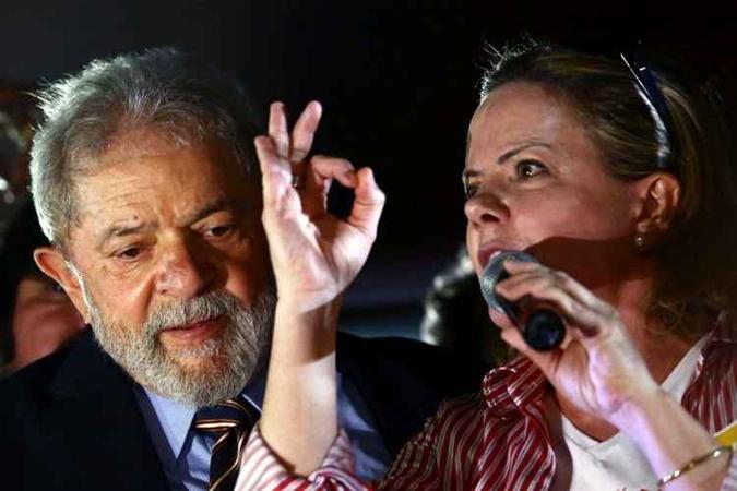 PT quer registrar a candidatura de Lula à presidência em 15 de agosto, e entrar com todos os recursos possíveis para mantê-lo na disputa(foto: AFP PHOTO / Heuler Andrey ) PT quer registrar a candidatura de Lula à presidência em 15 de agosto, e entrar com todos os recursos possíveis para mantê-lo na disputa(foto: AFP PHOTO / Heuler Andrey )