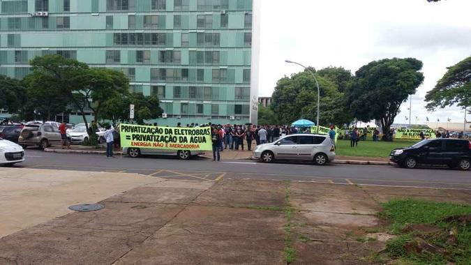 Cerca de 100 pessoas se reuniram em frente ao Ministério de Minas e Energia(foto: PMDF/Divulgação) Cerca de 100 pessoas se reuniram em frente ao Ministério de Minas e Energia(foto: PMDF/Divulgação)