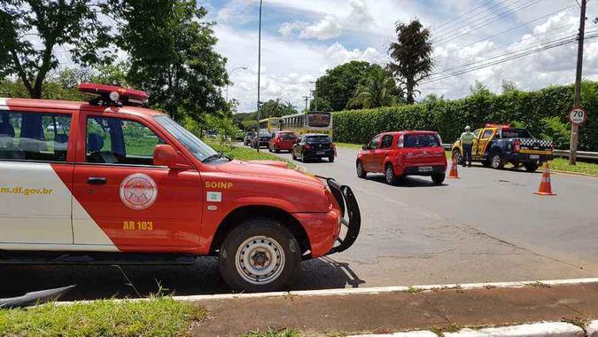 Por conta do acidente, o trânsito ficou lento(foto: CBMDF/Divulgação) Por conta do acidente, o trânsito ficou lento(foto: CBMDF/Divulgação)