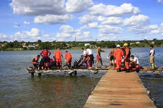 A equipe dos bombeiros tentou reanimar o rapaz por uma hora(foto: Divulgação/CBMDF) A equipe dos bombeiros tentou reanimar o rapaz por uma hora(foto: Divulgação/CBMDF)