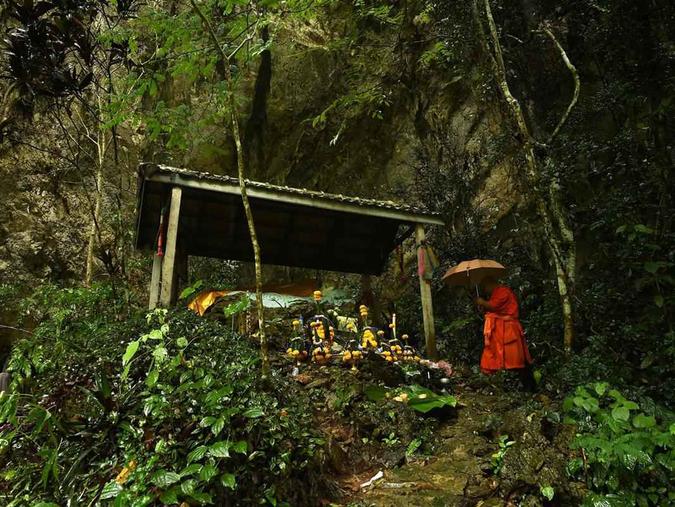 Socorristas tentam localizar um grupo de 12 meninos e seu treinador de futebol desaparecidos em uma caverna inundada no norte da TailândiaLillian Suwanrumpha/AFP Socorristas tentam localizar um grupo de 12 meninos e seu treinador de futebol desaparecidos em uma caverna inundada no norte da TailândiaLillian Suwanrumpha/AFP
