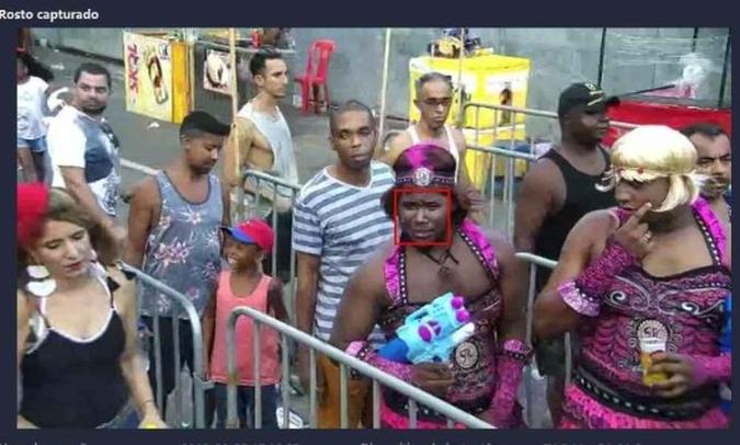 Suspeito de homicídio, vestido de mulher, é preso após ser flagrado por câmera de reconhecimento facial no carnaval de Salvador(foto: Divulgação SSP/BA ) Suspeito de homicídio, vestido de mulher, é preso após ser flagrado por câmera de reconhecimento facial no carnaval de Salvador(foto: Divulgação SSP/BA )