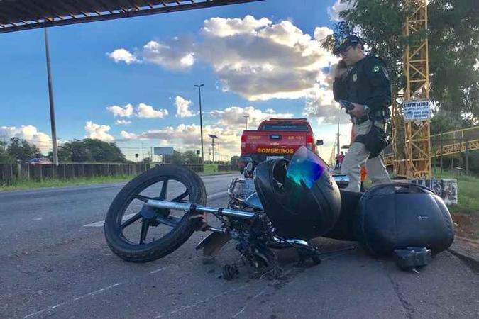 A Polícia Rodoviária Federal ficou responsável pelo trânsito até a chegada da perícia(foto: CBMDF/Divulgação) A Polícia Rodoviária Federal ficou responsável pelo trânsito até a chegada da perícia(foto: CBMDF/Divulgação)