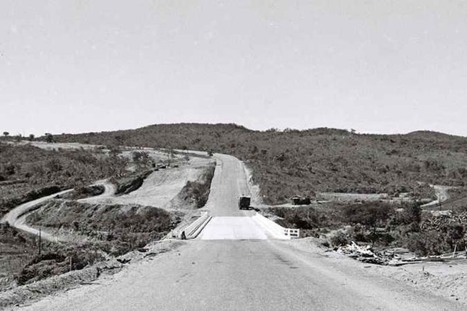 A estrada entre Brasília e Anápolis começou com o desbravamento do cerrado e hoje é importante ligação entre as duas regiões: trecho faz parte da Belém-Brasília, o sonho de Bernardo Sayão e Juscelino Kubitschek(foto: Mario Fontenelle/Arquivo Público do Distrito Federal) A estrada entre Brasília e Anápolis começou com o desbravamento do cerrado e hoje é importante ligação entre as duas regiões: trecho faz parte da Belém-Brasília, o sonho de Bernardo Sayão e Juscelino Kubitschek(foto: Mario Fontenelle/Arquivo Público do Distrito Federal)