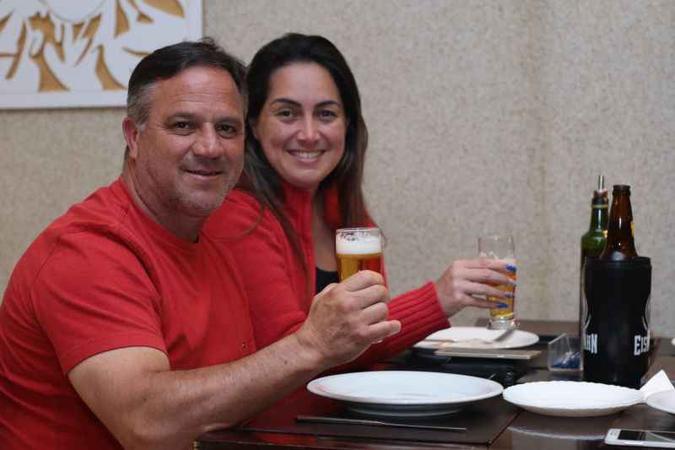 Marco Leandro e Eliv�nia: a Pra�a do DI re�ne boa gastronomia da cidade (foto: Luis Nova/esp. CB/D.A. Press)