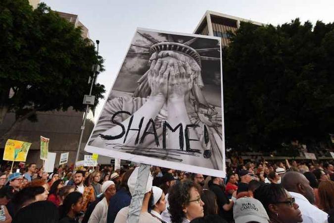 Ativistas protestam contra a caçada a imigrantes anunciada por Trump, durante vigília em Los Angeles: recém-chegados na mira das autoridades (foto: Mark Ralston/AFP) Ativistas protestam contra a caçada a imigrantes anunciada por Trump, durante vigília em Los Angeles: recém-chegados na mira das autoridades (foto: Mark Ralston/AFP)
