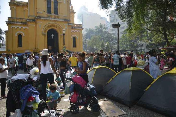 Desabrigados do prédio que desabou após incêndio na madrugada de terça-feira (1º/5) acampam no Largo do Paissandu(foto: Rovena Rosa/Agência Brasil) Desabrigados do prédio que desabou após incêndio na madrugada de terça-feira (1º/5) acampam no Largo do Paissandu(foto: Rovena Rosa/Agência Brasil)