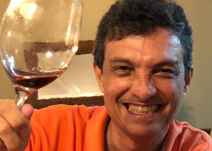 O humor ácido e irônico, o jeito brincalhão e a O humor ácido e irônico, o jeito brincalhão e a