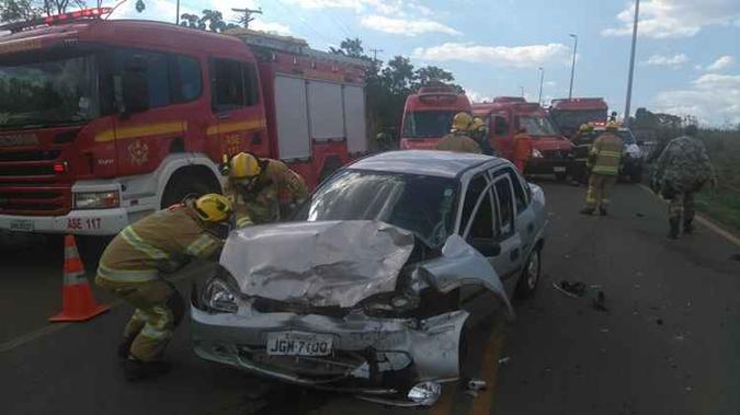 Um dos motoristas teve escoriações leves, enquanto o segundo teve de ser levado ao HBDF(foto: Divulgação/ CBMDF) Um dos motoristas teve escoriações leves, enquanto o segundo teve de ser levado ao HBDF(foto: Divulgação/ CBMDF)