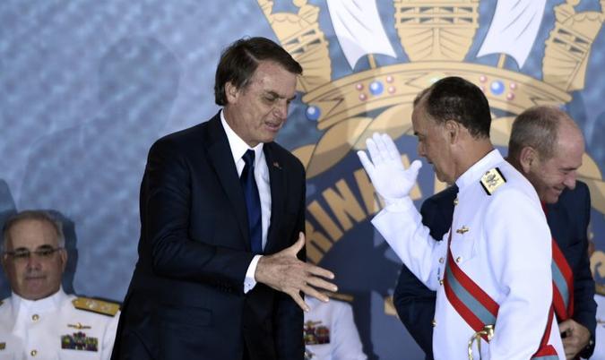 O presidente Jair Bolsonaro cumprimenta o almirante de esquadra Ilques Barbosa Junior, que assumiu o cargo de comandante da Marinha (foto: Ed Alves/CB/D.A Press ) O presidente Jair Bolsonaro cumprimenta o almirante de esquadra Ilques Barbosa Junior, que assumiu o cargo de comandante da Marinha (foto: Ed Alves/CB/D.A Press )