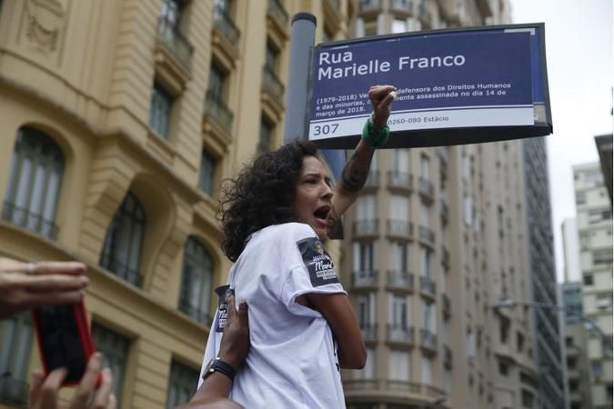 A viúva Mônica Benício com uma réplica de placa de Marielle Franco , em frente à Câmara, na Cinelândia(foto: Fernando Frazão/Agência Brasil) A viúva Mônica Benício com uma réplica de placa de Marielle Franco , em frente à Câmara, na Cinelândia(foto: Fernando Frazão/Agência Brasil)