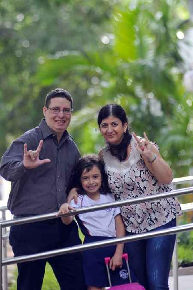 Lucas e Roberlândia, surdos, com a filha, Isabela, ouvinte: criança é bilíngue e se comunica muito bem com os pais(foto: Minervino Junior/CB/D.A Press ) Lucas e Roberlândia, surdos, com a filha, Isabela, ouvinte: criança é bilíngue e se comunica muito bem com os pais(foto: Minervino Junior/CB/D.A Press )