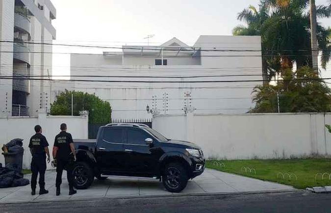 O mandado de prisão preventiva contra Roberto Santiago foi cumprido na casa dele, em João Pessoa(foto: Divulgação/PF ) O mandado de prisão preventiva contra Roberto Santiago foi cumprido na casa dele, em João Pessoa(foto: Divulgação/PF )
