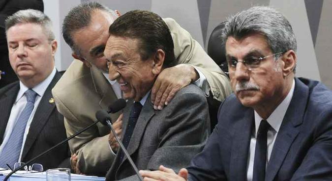 O presidente da comissão, Edison Lobão, ladeado por Antonio Anastasia e Romero Jucá durante a discussão sobre as mudanças na CLT (foto: Geraldo Magela/Agencia Senado) O presidente da comissão, Edison Lobão, ladeado por Antonio Anastasia e Romero Jucá durante a discussão sobre as mudanças na CLT (foto: Geraldo Magela/Agencia Senado)