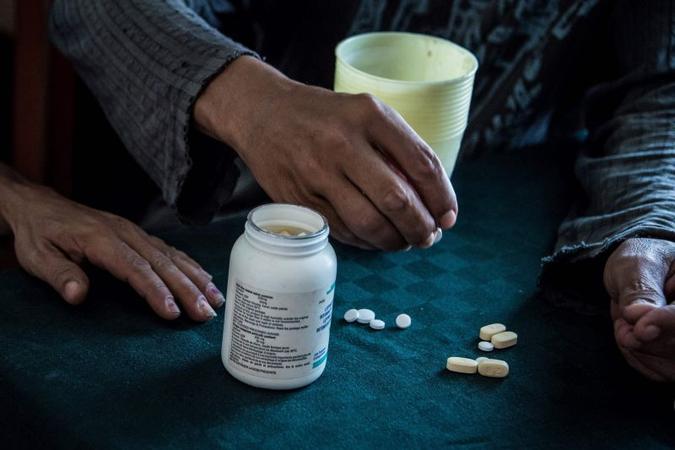 Resultado do estudo fortalece a tese de que pacientes que seguem corretamente a terapia com antirretrovirais deixam de transmitir o vírus: epidemia matou 35 milhões de pessoas(foto: Adalberto Roque/AFP - 20/4/16 ) Resultado do estudo fortalece a tese de que pacientes que seguem corretamente a terapia com antirretrovirais deixam de transmitir o vírus: epidemia matou 35 milhões de pessoas(foto: Adalberto Roque/AFP - 20/4/16 )