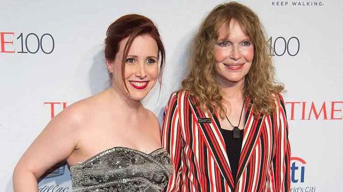 Dylan Farrow ao lado da mãe, Mia(foto: AFP) Dylan Farrow ao lado da mãe, Mia(foto: AFP)