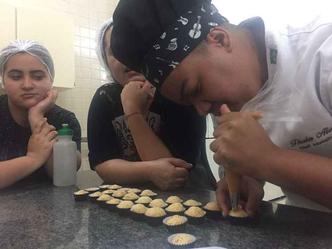 Mayara Subtil/Esp. Correio(foto: Técnica, planejamento e dedicação são chaves para aprender a fazer um bom brigadeiro gourmet) Mayara Subtil/Esp. Correio(foto: Técnica, planejamento e dedicação são chaves para aprender a fazer um bom brigadeiro gourmet)