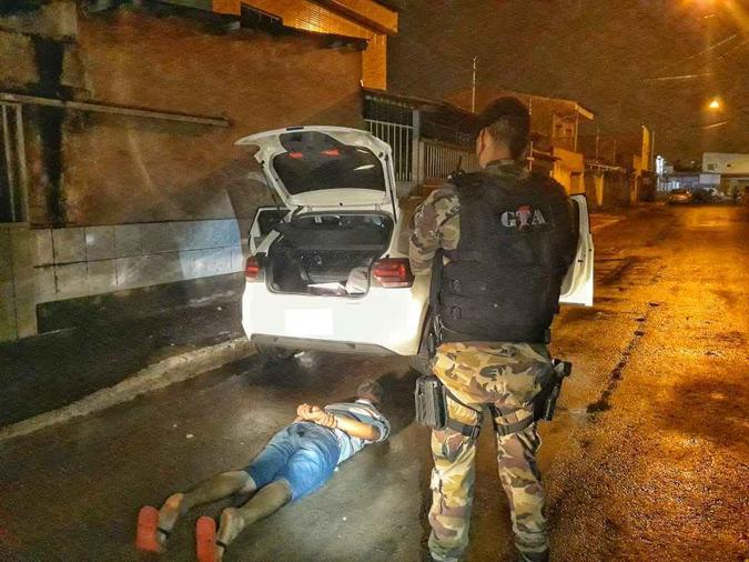 Homem foi preso em Samambaia com carro roubado, três CNHs de vítimas de roubo e um documento de um caminhão que também era produto de crime(foto: Divulgação/PMDF) Homem foi preso em Samambaia com carro roubado, três CNHs de vítimas de roubo e um documento de um caminhão que também era produto de crime(foto: Divulgação/PMDF)