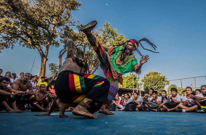 Grupo Grito de Liberdade se une ao circo teatro Artetude para levar capoeira e cultura negra para as escolas(foto: Ricardo Pereira/Divulgação) Grupo Grito de Liberdade se une ao circo teatro Artetude para levar capoeira e cultura negra para as escolas(foto: Ricardo Pereira/Divulgação)