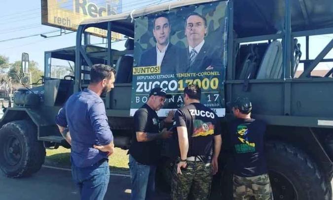 Os caminhões 'do Exército' percorreram vias do litoral do Rio Grande do Sul divulgando o nome de Bolsonaro(foto: Reprodução Facebook) Os caminhões 'do Exército' percorreram vias do litoral do Rio Grande do Sul divulgando o nome de Bolsonaro(foto: Reprodução Facebook)