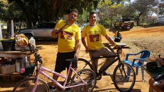 Daniel Gonçalves e Oscar Benites receberam treinamento para se tornar mecânicos de bicicleta(foto: Carina Ávila/Esp. CB/D.A. Press) Daniel Gonçalves e Oscar Benites receberam treinamento para se tornar mecânicos de bicicleta(foto: Carina Ávila/Esp. CB/D.A. Press)