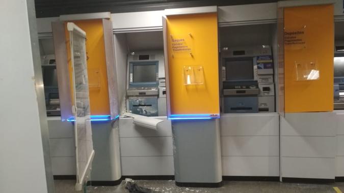 O caixa eletrônico ficou parcialmente danificando, mas os bandidos não conseguiram retirar o dinheiro(foto: Divulgação Whatsapp) O caixa eletrônico ficou parcialmente danificando, mas os bandidos não conseguiram retirar o dinheiro(foto: Divulgação Whatsapp)