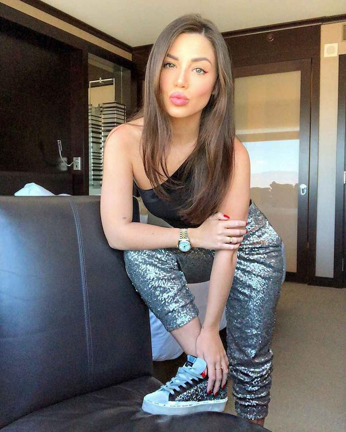 A influenciadora Mariana Sampaio demonstra que paetê funciona de dia, sim! A proposta mais esportiva, com calça modelo jogger e tênis, ganha o glamour do acabamento brilhoso. Tudo isso combinado com body preto garante conforto e modernidade ao look(foto: Divulgação/Instagram) A influenciadora Mariana Sampaio demonstra que paetê funciona de dia, sim! A proposta mais esportiva, com calça modelo jogger e tênis, ganha o glamour do acabamento brilhoso. Tudo isso combinado com body preto garante conforto e modernidade ao look(foto: Divulgação/Instagram)