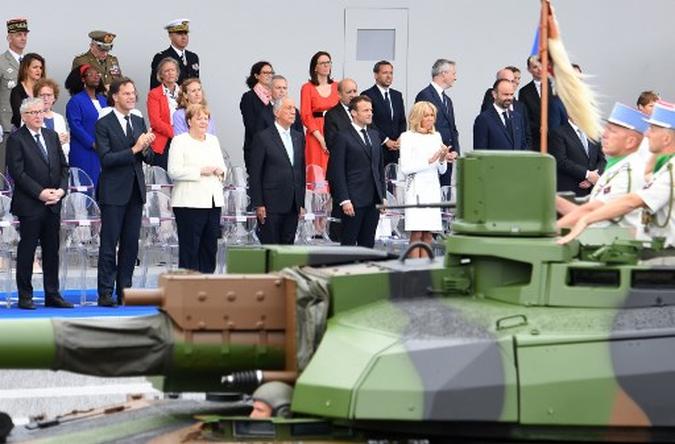 Líderes durante o desfile da Queda da Bastilha(foto: Alain Jocard/AFP) Líderes durante o desfile da Queda da Bastilha(foto: Alain Jocard/AFP)