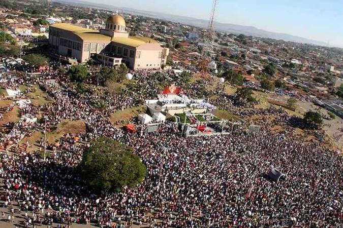 Em Trindade, a festa do Divino Pai Eterno reúne milhares de romeiros anualmente, de junho a julho(foto: Picasa/Divulgação) Em Trindade, a festa do Divino Pai Eterno reúne milhares de romeiros anualmente, de junho a julho(foto: Picasa/Divulgação)