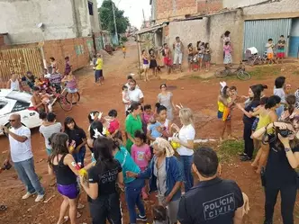 Comerciantes e policiais civis realizaram a distribuição dos chocolates (foto: PCDF / Divulgação ) Comerciantes e policiais civis realizaram a distribuição dos chocolates (foto: PCDF / Divulgação )