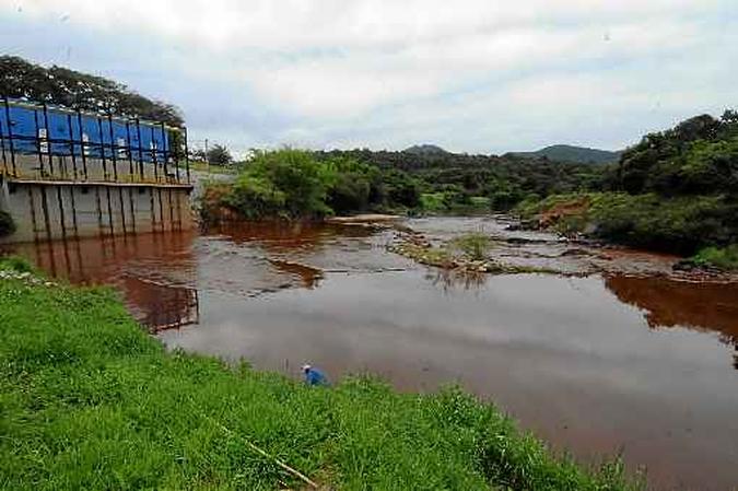 Pelo relatório, o trecho do rio que vai de Brumadinho a São Joaquim de Bicas está tão contaminado que não tem condições de suportar a vida aquática(foto: Paulo Filgueiras/Estado de Minas) Pelo relatório, o trecho do rio que vai de Brumadinho a São Joaquim de Bicas está tão contaminado que não tem condições de suportar a vida aquática(foto: Paulo Filgueiras/Estado de Minas)